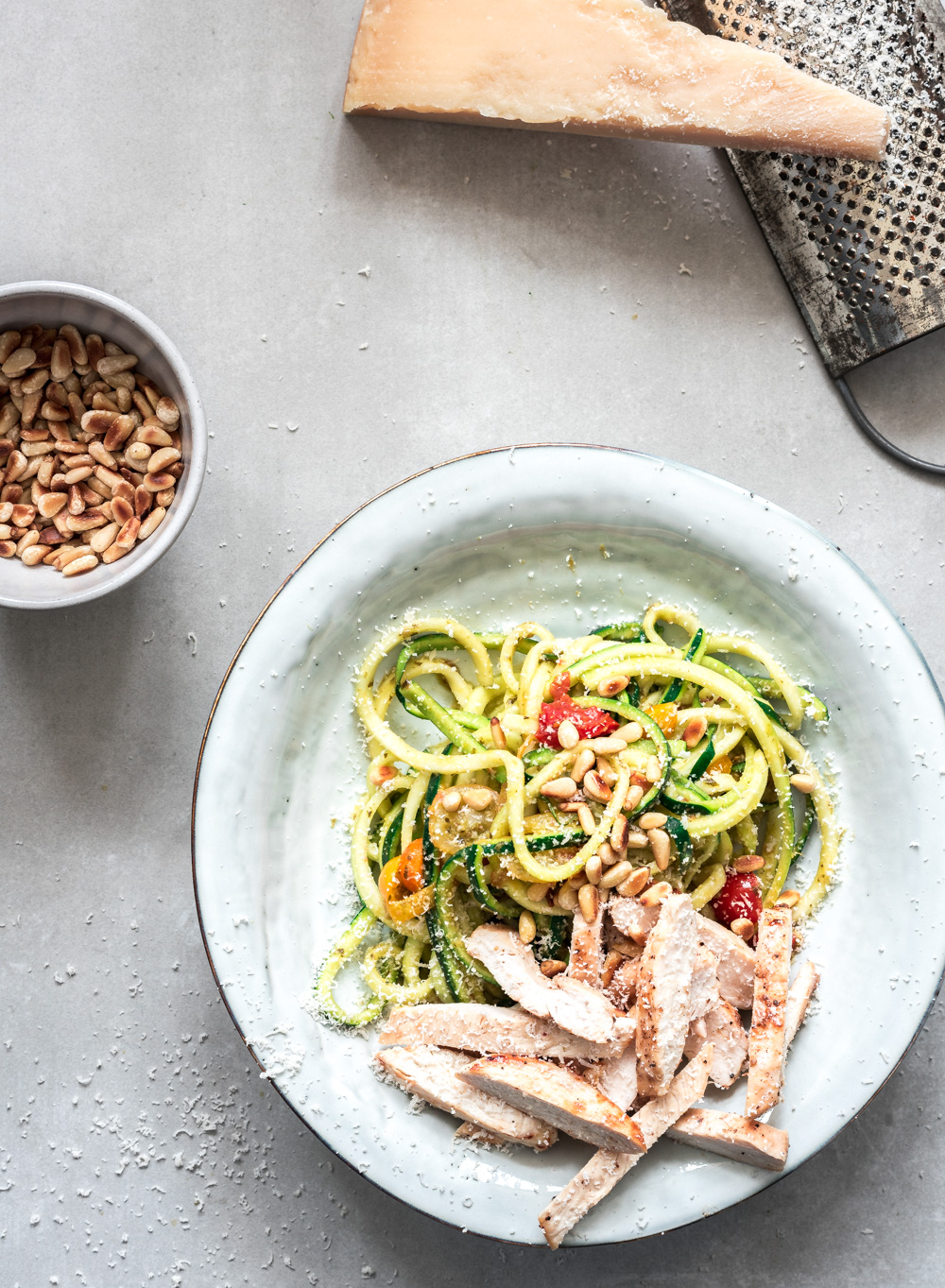 Courgette spaghetti op een bord met reepjes kipfilet