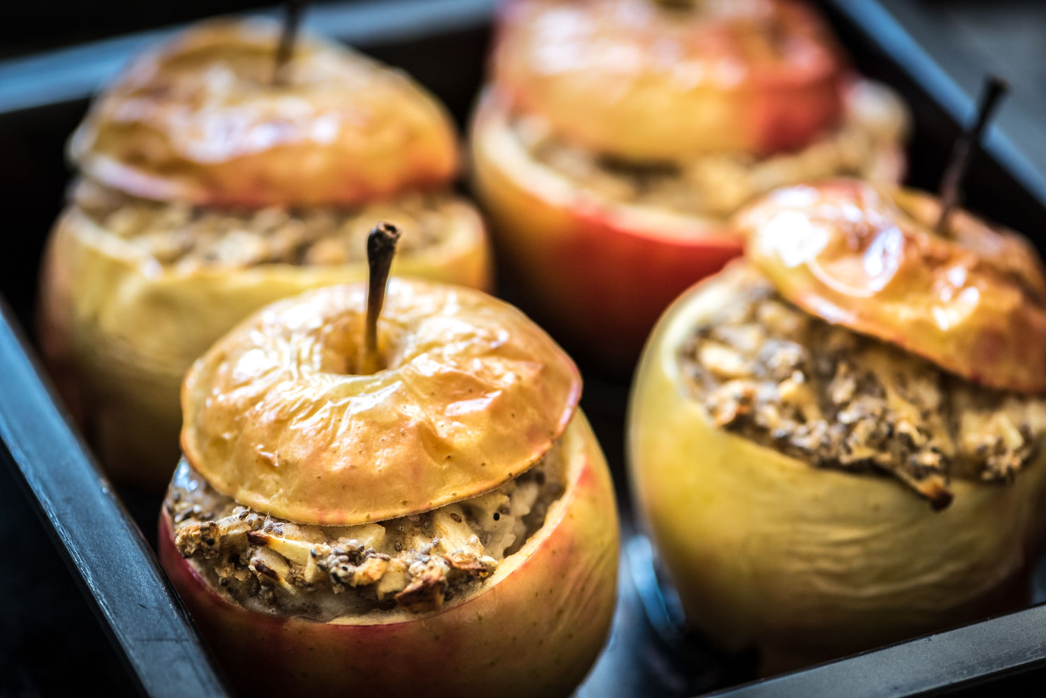 Detailfoto van het gevulde appels uit de oven recept op een bakplaat
