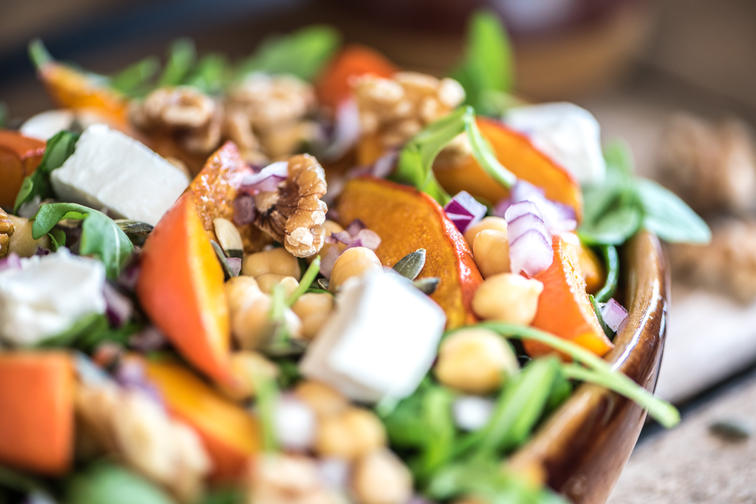 Close-up foto van de pompoen salade waarop je de ingrediënten goed kunt zien