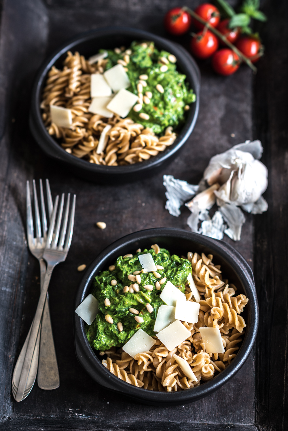 Vegetarische spinazie pasta met een saus van mascarpone en avocado