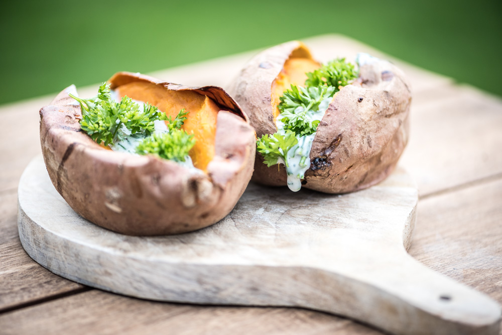 gepofte zoete aardappel van de barbecue