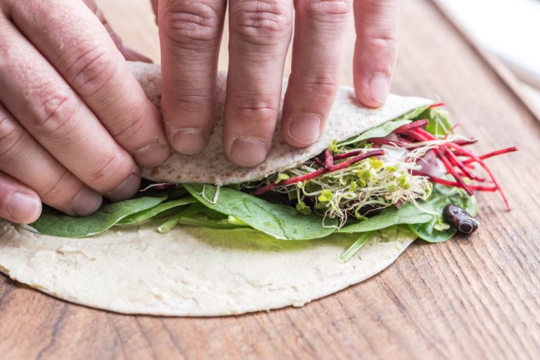 Lunchwrap met zwarte bonen, biet en hummusVoedzaam & Snel