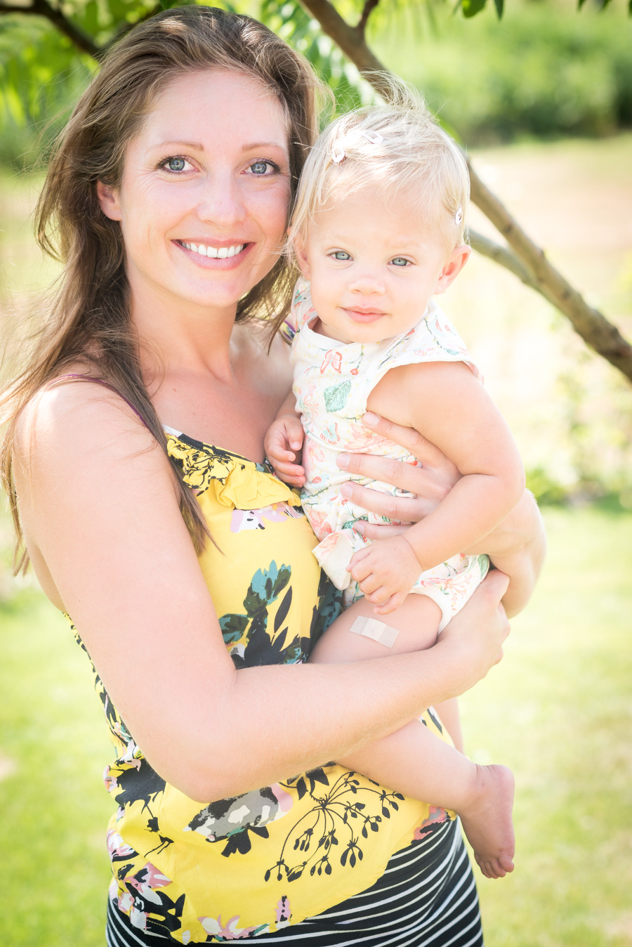 Ella met mama in de tuin