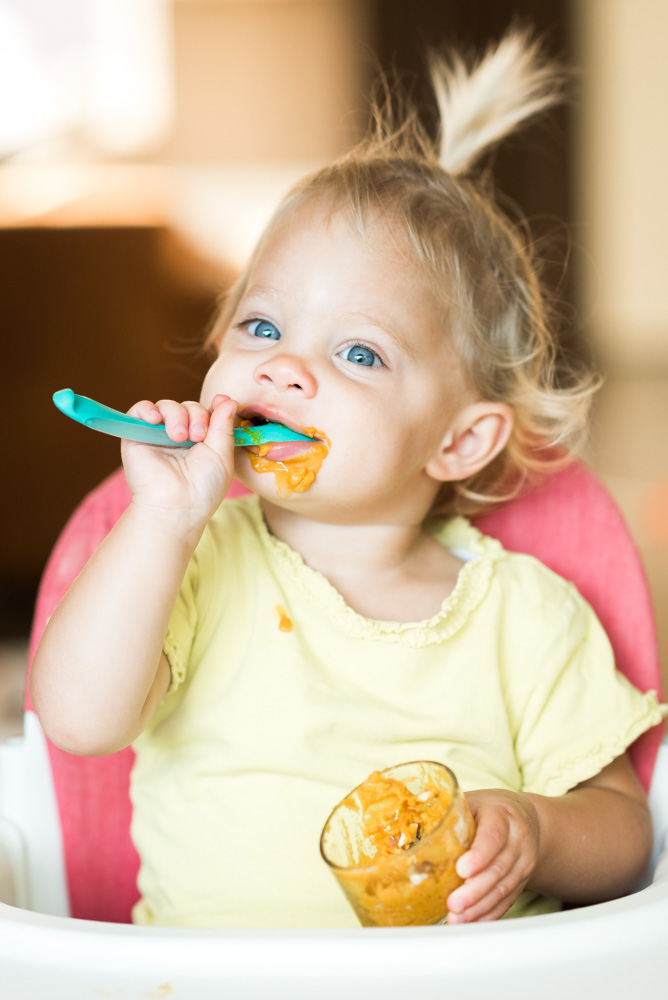 Ella eet dessert van pompoen en banaan