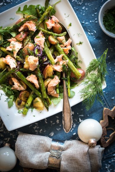 kerstrecept: krieltjes salade met warm gerookte zalm en groene asperges