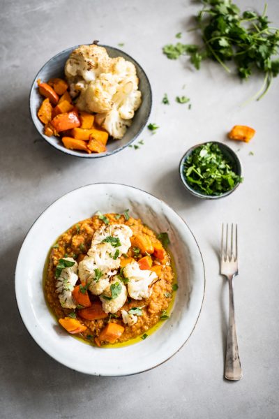 indiase dahl met geroosterde bloemkool en pompoen