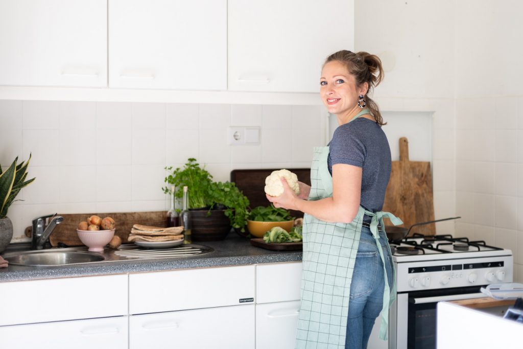 Jennifer in de oude keuken