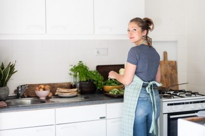 Jennifer in de oude keuken