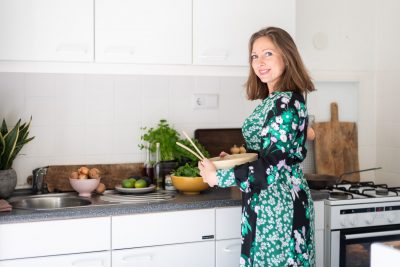 Jennifer maakt salade in de oude keuken