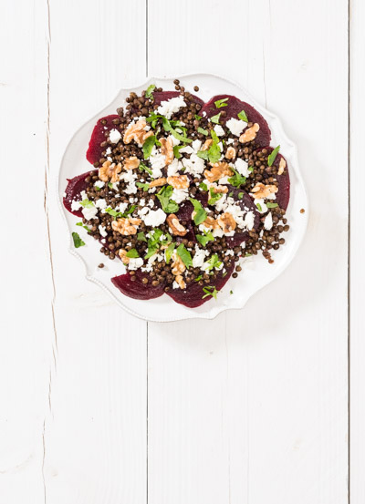 rode bietensalade met linzen feta en walnioten