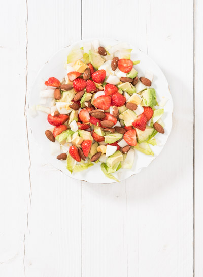 witlofsalade met avocado en aardbeien