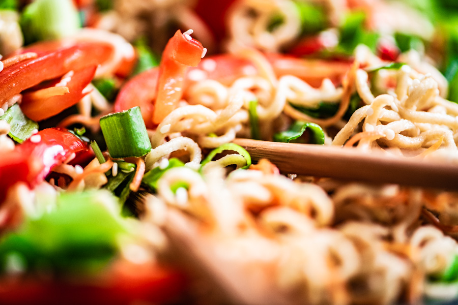 volkoren noodles met gewokte groenten