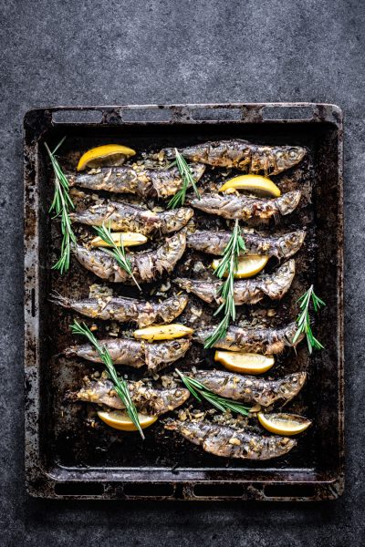 Sardines op de bakplaat nadat ze uit de oven komen