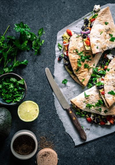 quesadilla's met avocado, zwarte bonen en geitenkaas