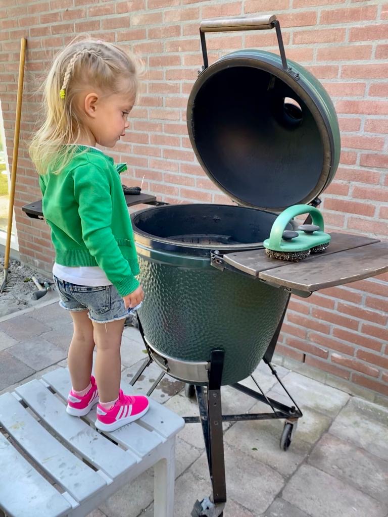 Ella bij de Big Green Egg