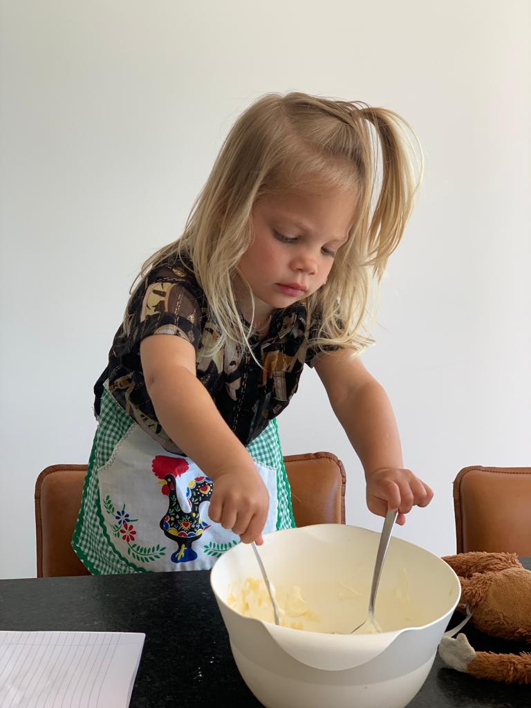 Ella bakt aardbeiencake