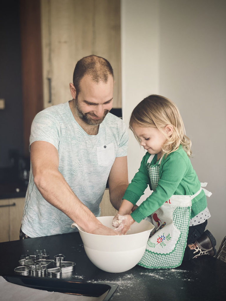 met papa koekjes bakken