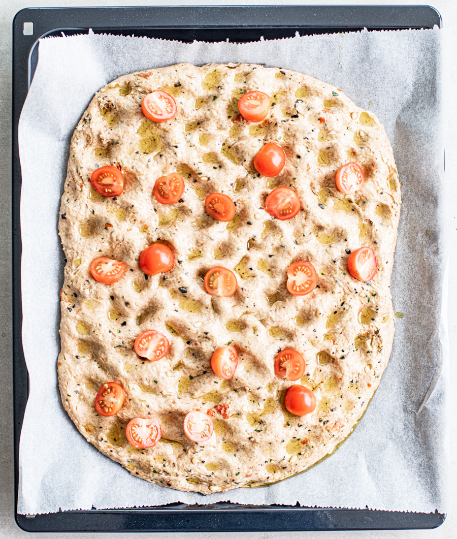 Voordat de focaccia in de oven gaat