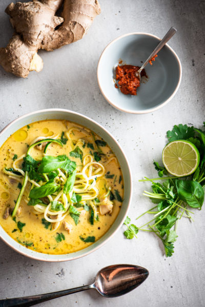 kip kokos soep met noedels van courgette