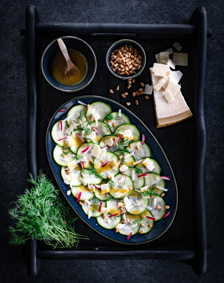 Courgette carpaccio met ingrediënten op een dienblad