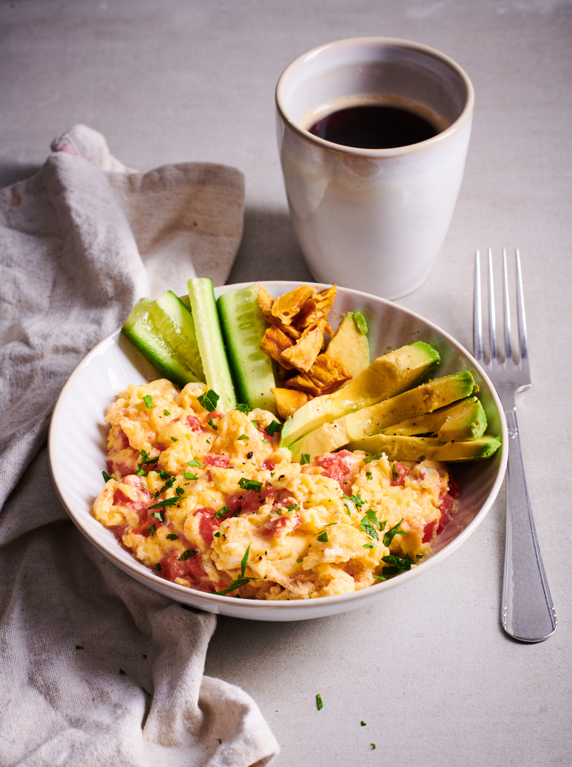 breakfast bowl met scrambled eggs