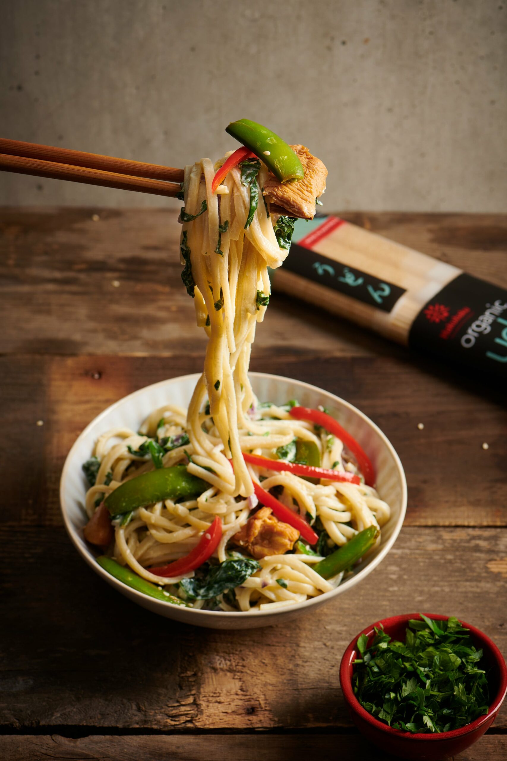 udon noodles met kip en romige knoflookspinazie