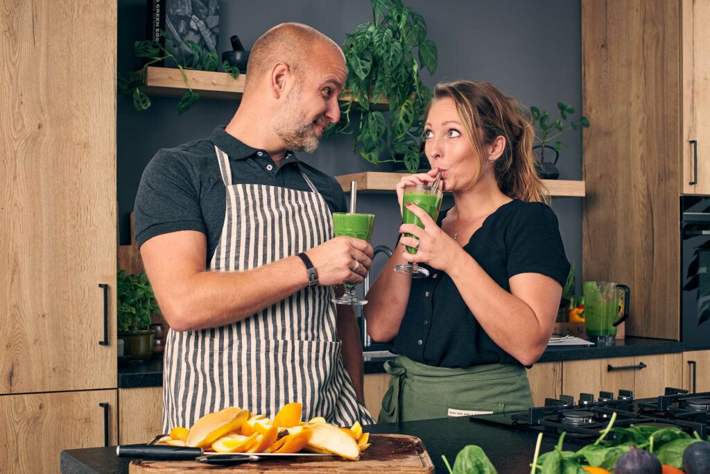 Jennifer en Sven drinken een groene smoothie