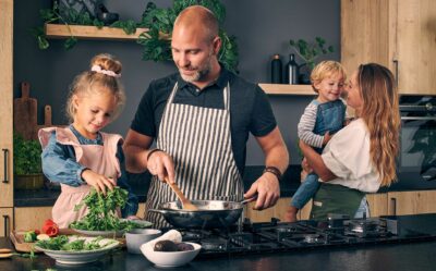 Jennifer en Sven in de keuken met de kinderen