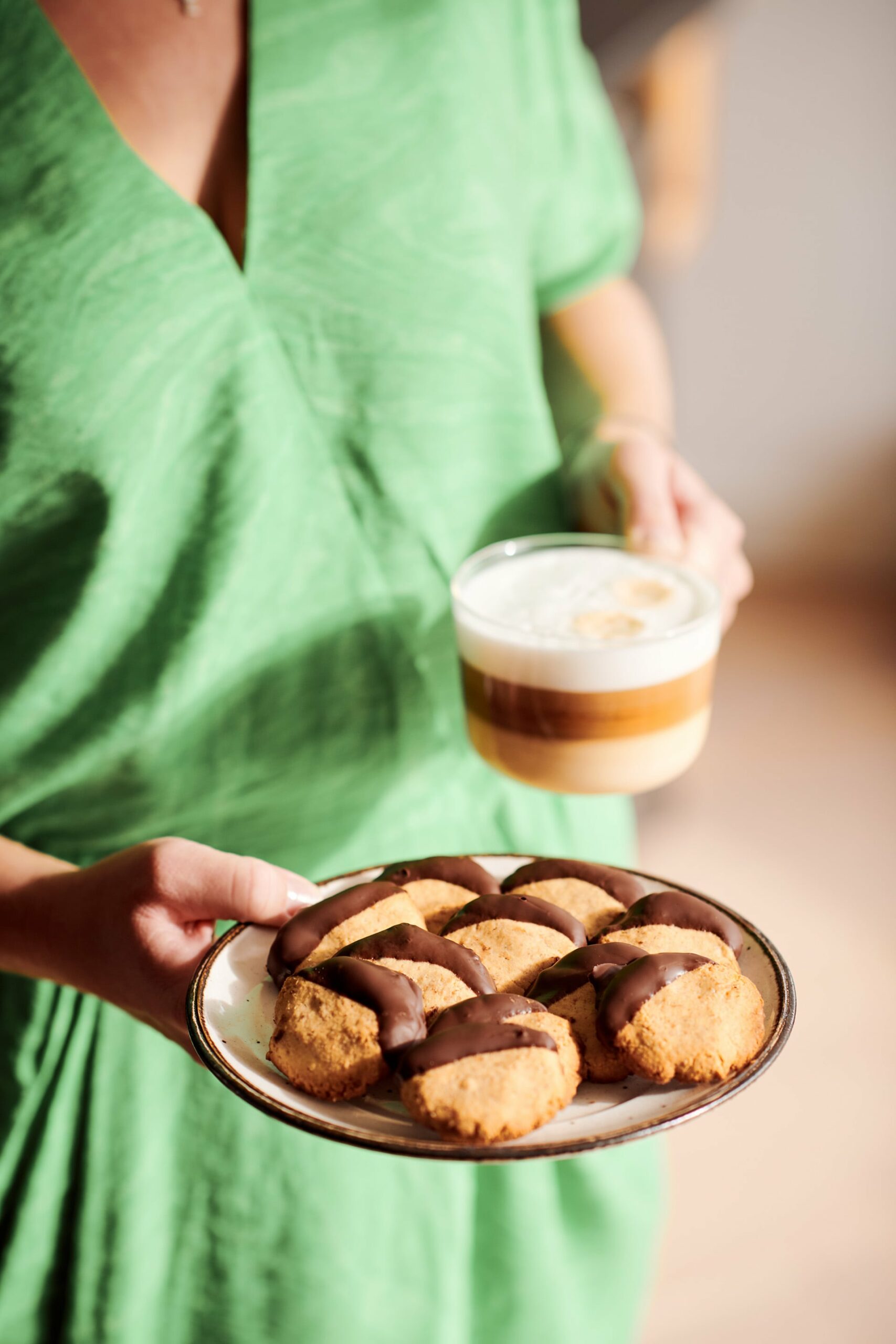 gemberkoekjes met chocolade en cappuccino