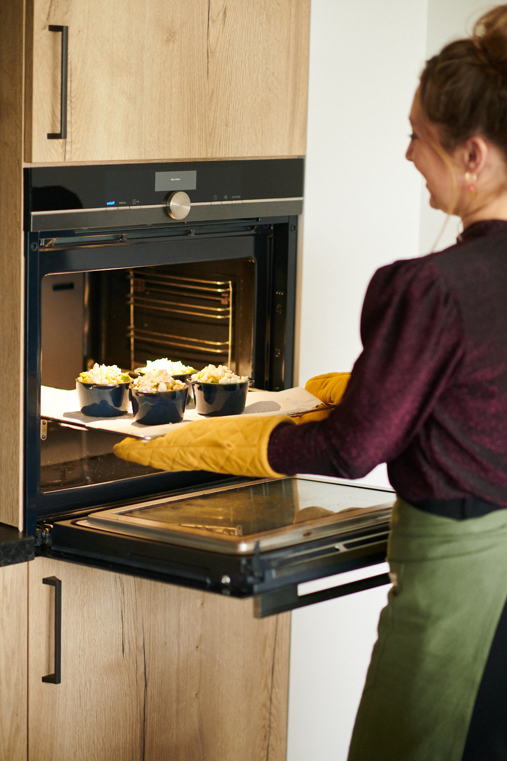 Jennifer doet de spruitjes in de oven