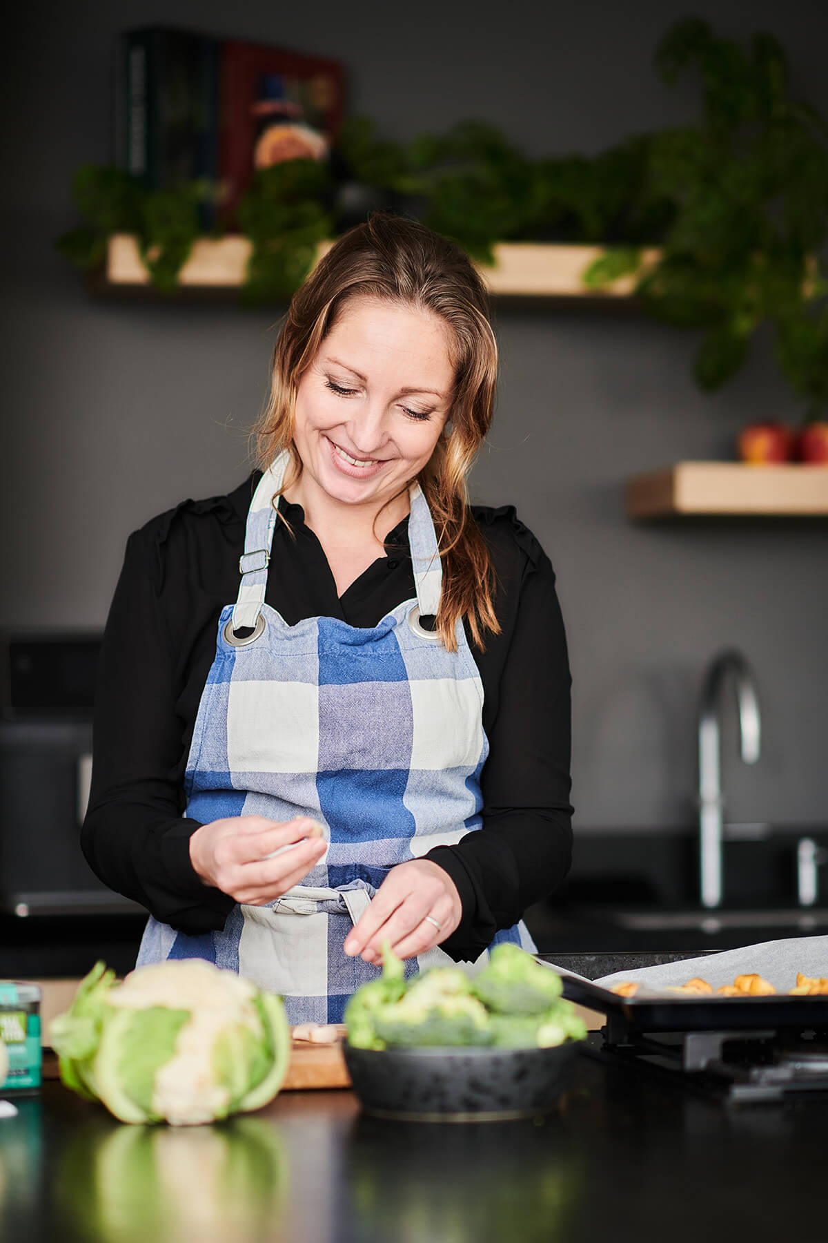 Jennifer maakt geroosterde bloemkool broccoli en krieltjes uit de oven