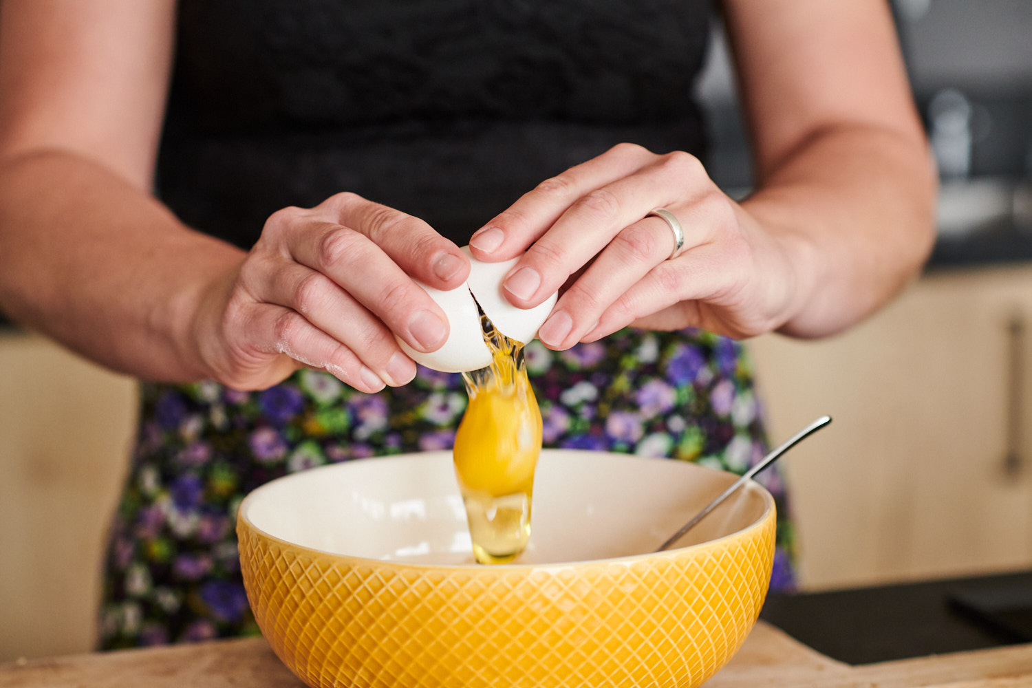 Het beslag voor carrotcake met minder suiker maken