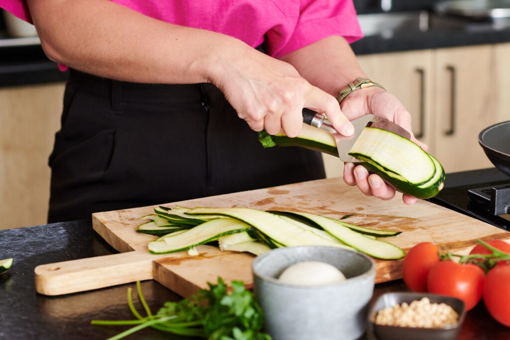 courgette in dunne plakken snijden