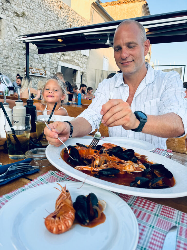 mosselen eten op het eiland Krk