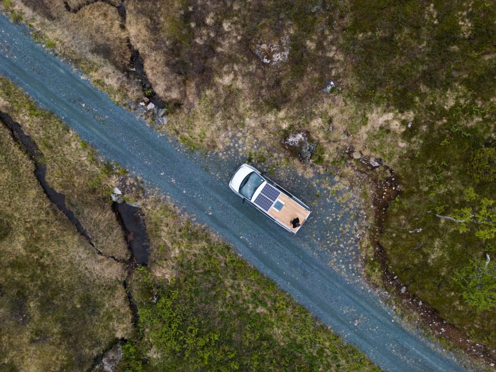 Buscamper die langs de weg geparkeerd staat