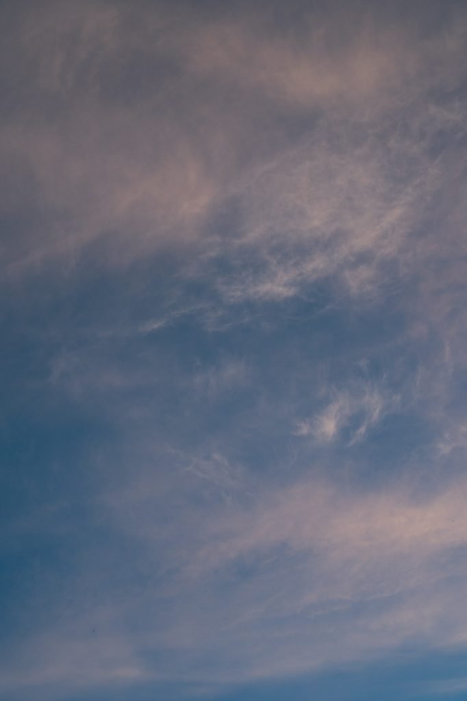 Magenta kleurschakeringen in de lucht