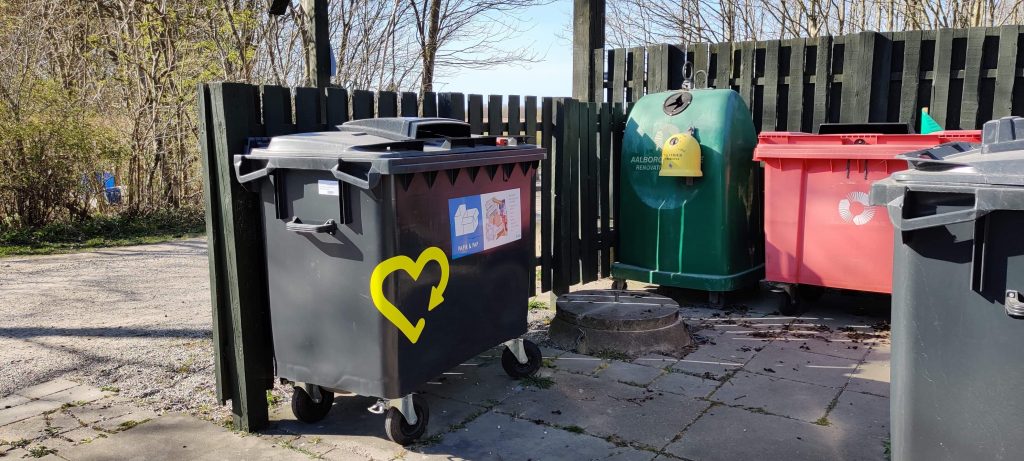 Håndtering af affald i Voerbjerglund foregår ved at bruge de forskellige containere