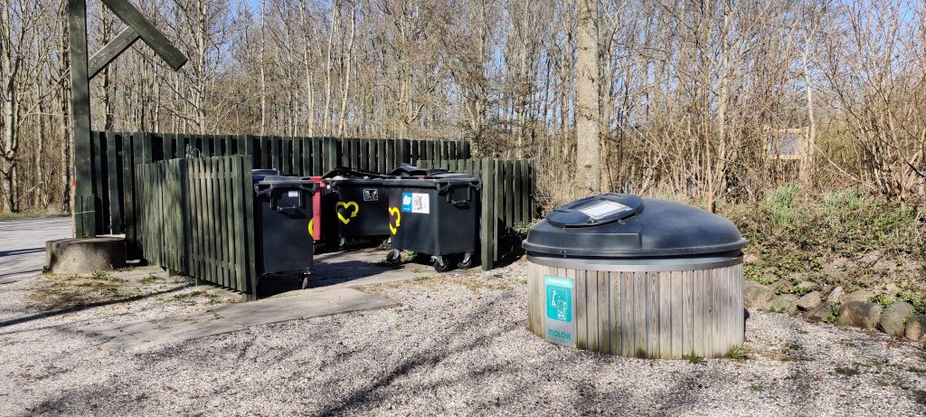 Containerpladsen ved portalen til affaldshåndtering