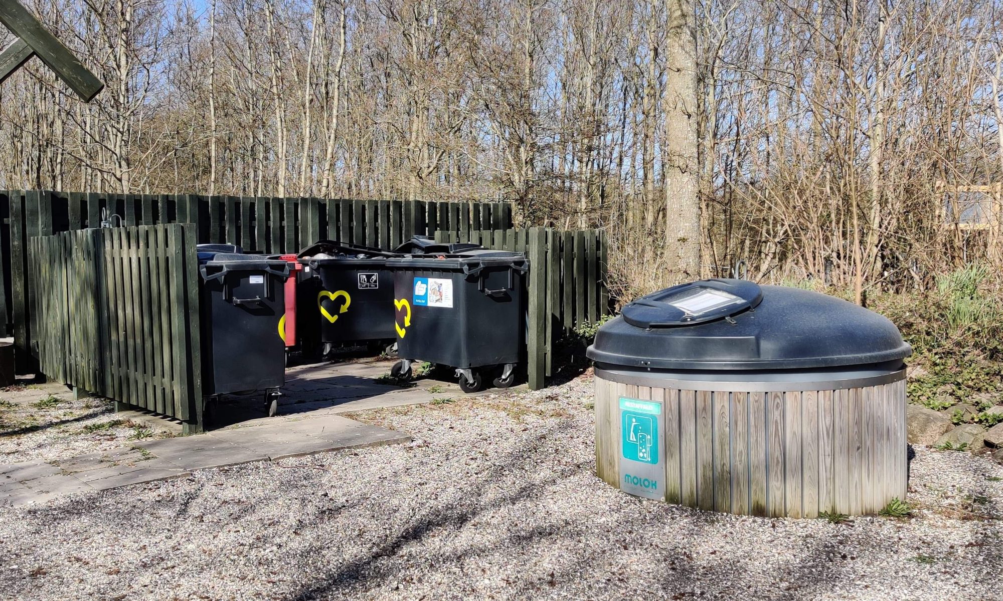 Affaldsområde i ved portalen i Haveselskabet Voerbjerglund