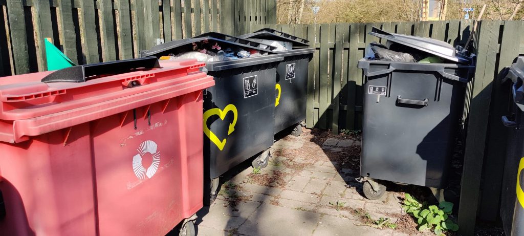 Containerne til håndtering af affald er allerede godt fyldt op