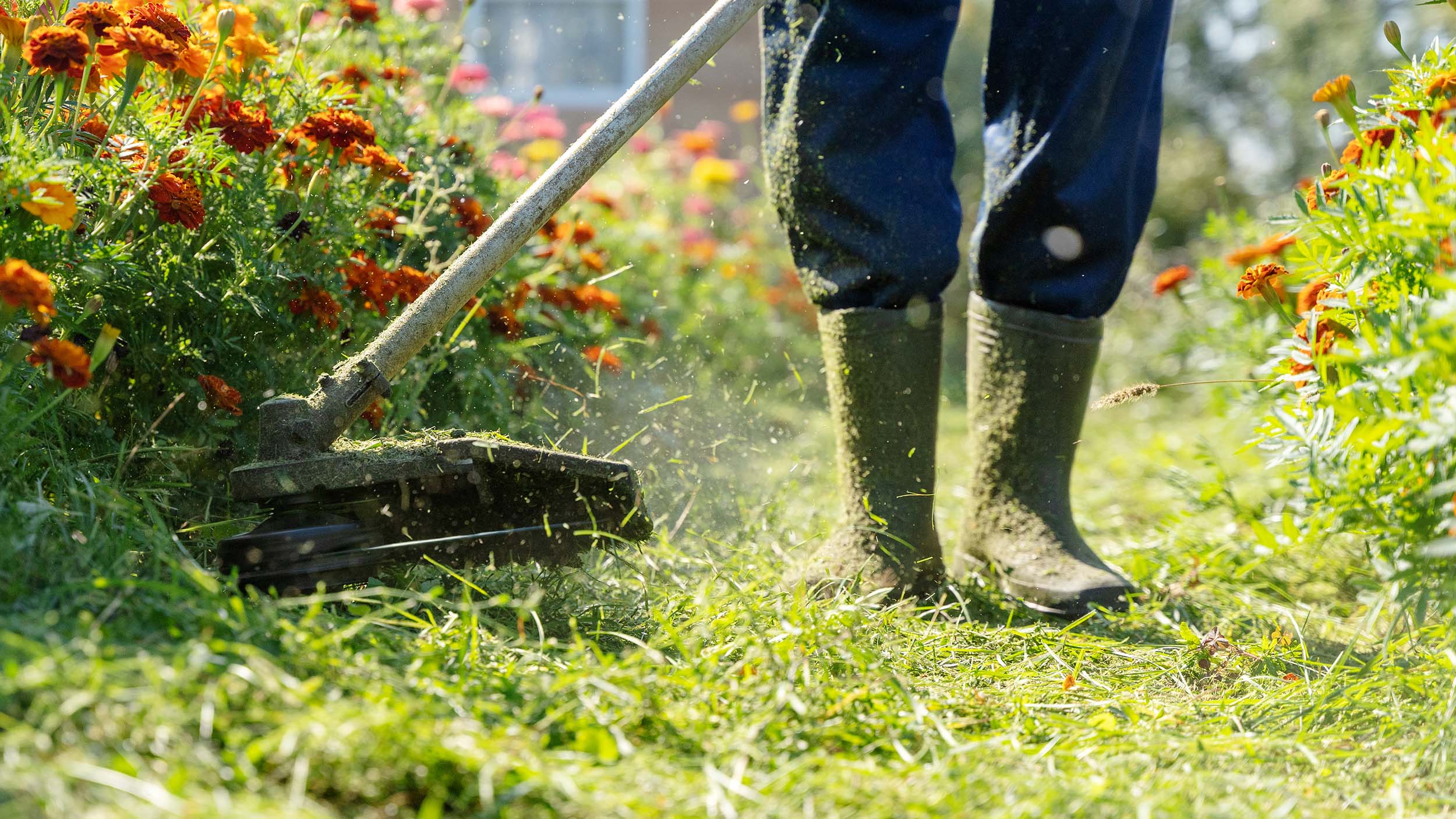 Gärtner mit Arbeitshose und Arbeitsstiefel