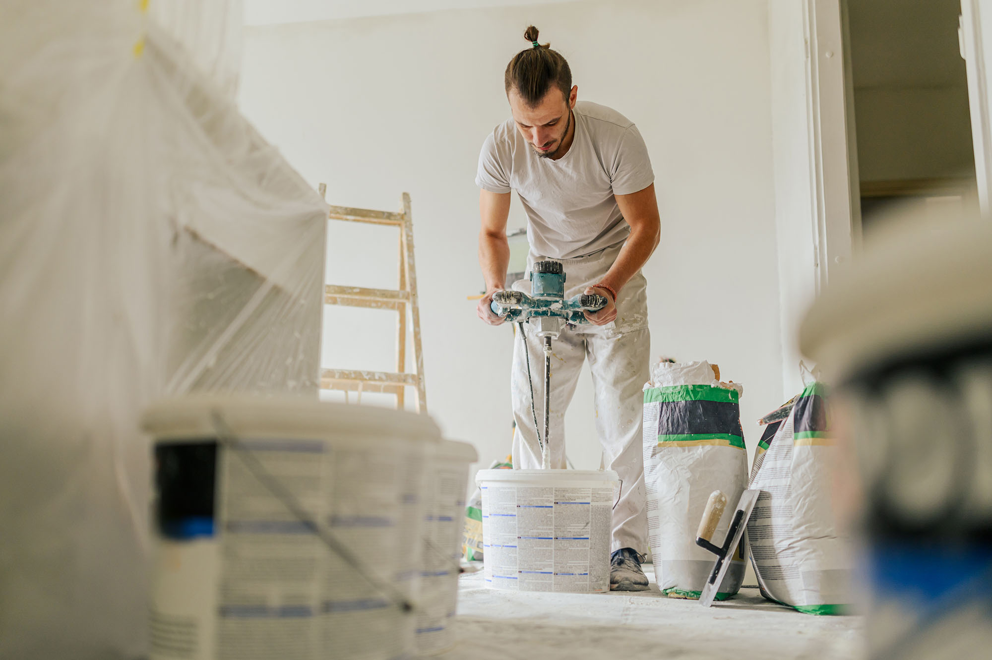 Maler beim Anrühren von Spachtelmasse, Neugründer, EPU, Einpersonenunternehmen, Malerbetrieb, Malerunternehmen, Malerunternehmer, Handwerker bei der Arbeit