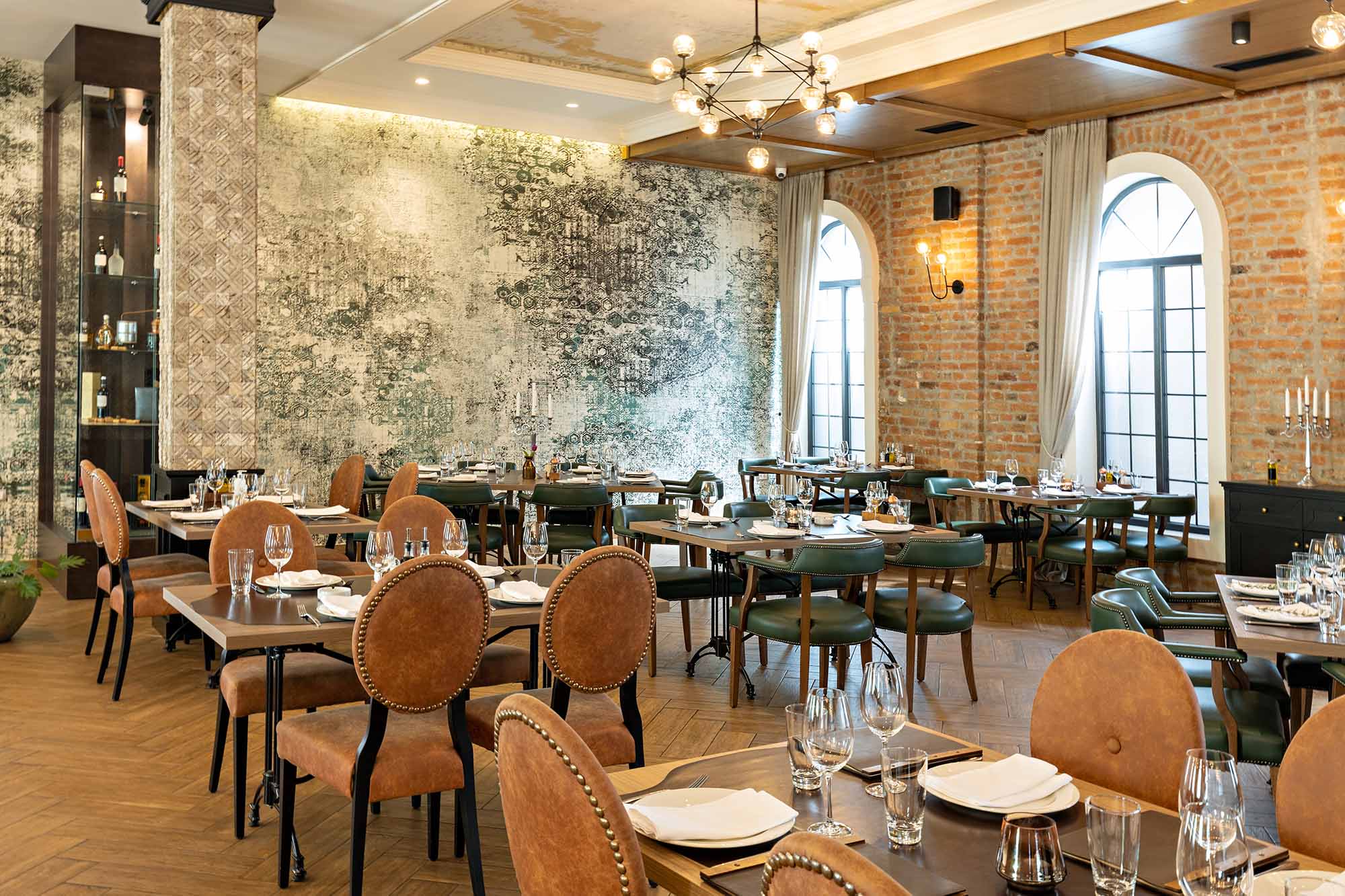 Bewirtungskosten 1 Geschäftsessen mit Bewirtungsspesen – ein ansprechendes Restaurant mit gedeckten Tischen.
