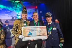 JOHAN VANROY VAN VZW DE REGENBOOG NEEMT EEN CHEQUE IN ONTVANGST VAN KVC DE VROLIJKE JANTJES. FOTO TVG TONY VAN GALEN