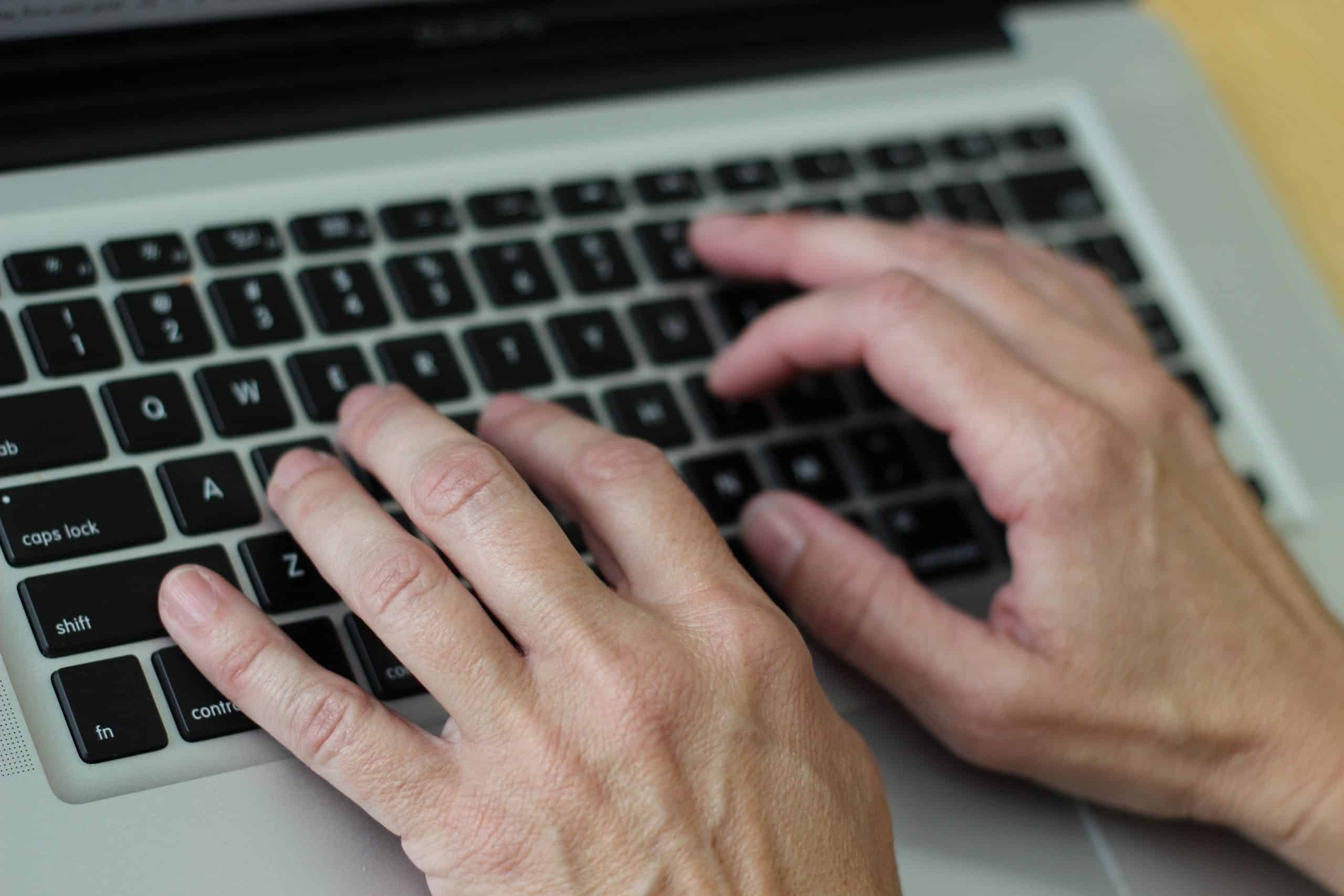 hænder på tastatur