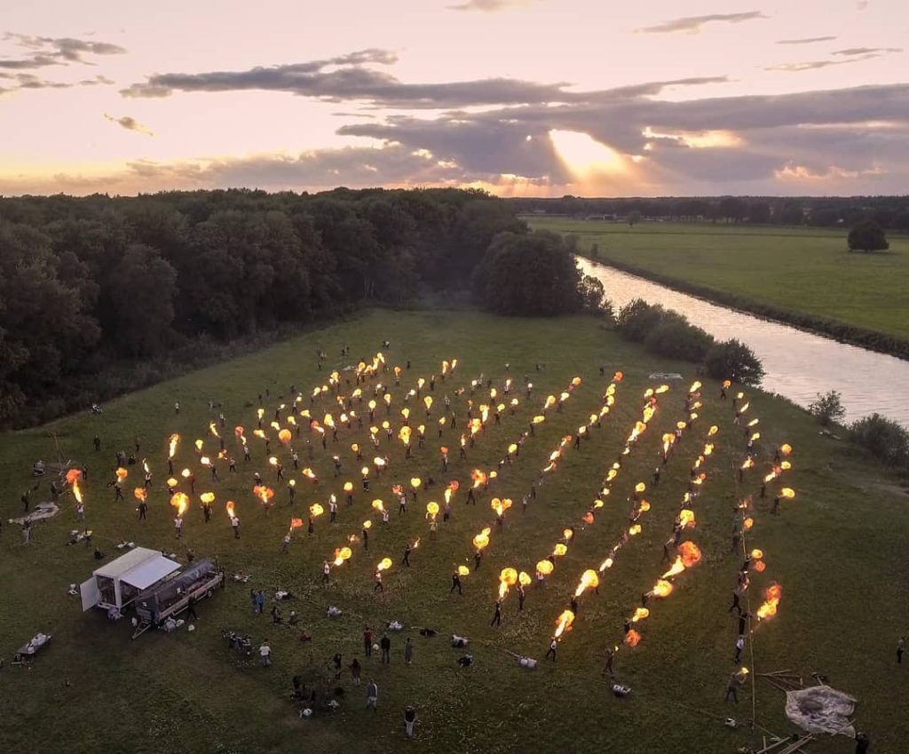 217 vuurspuwers vuurspuwen tegelijk in Ommen Nederland 2017 tijdens Fierce360 - Unite & Ignite! Vele van de vuurspuwers kregen de workshop vuurspuwen van het Vuurgilde.