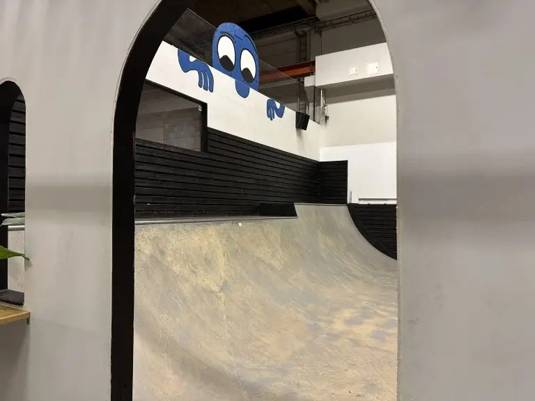 Miniramp och blå figur