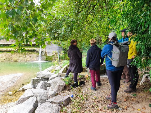 Foto Naturkurs Winterthur Töss, Gruppe am Wehr