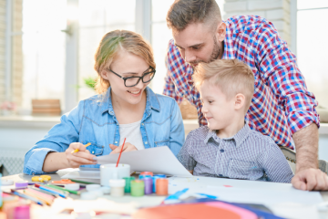 Färga Vardagen: Utforska Kreativitet med Hemstädning och Familjetid
