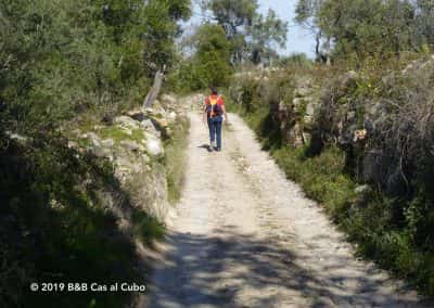 Wandelaar op oude Romeinse weg in Oost-Algarve